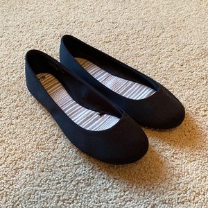 EUC size 8.5 WIDE Time and Tru classic black flats